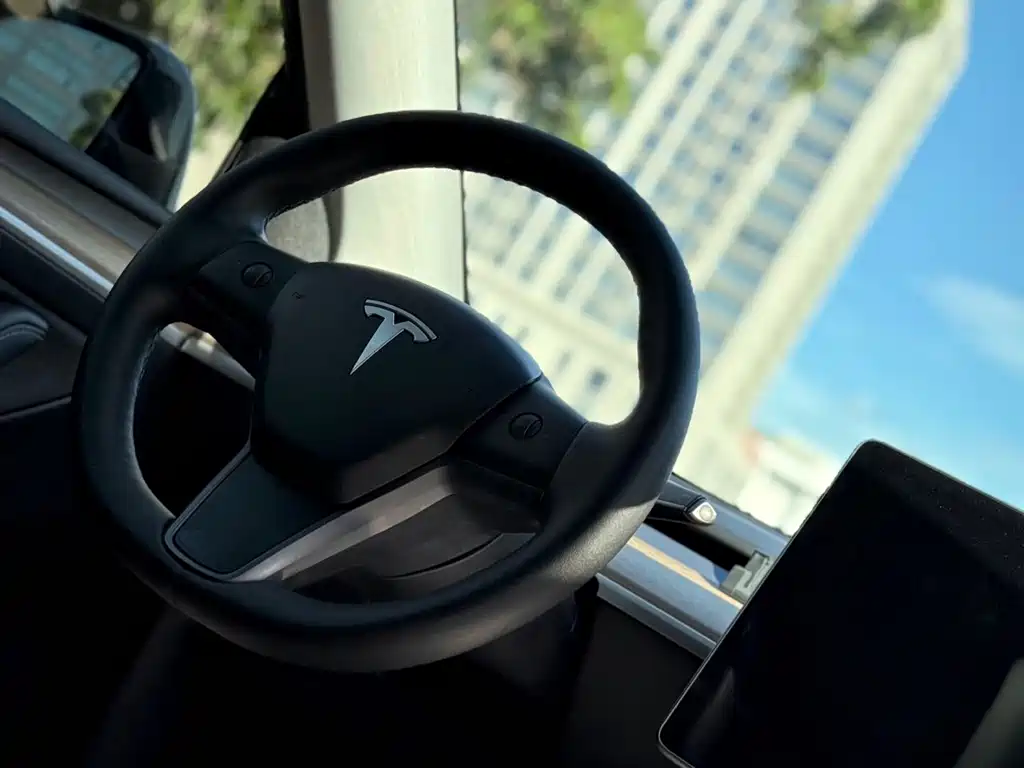 Tesla Model Y — миниатюра 10