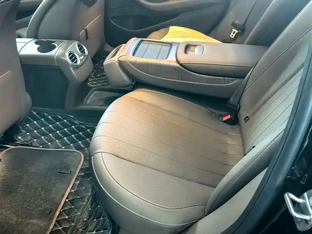 Mercedes-Benz E-Class — миниатюра 7