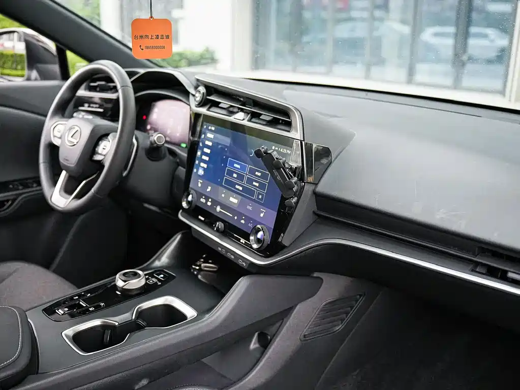 Lexus RZ — миниатюра 10