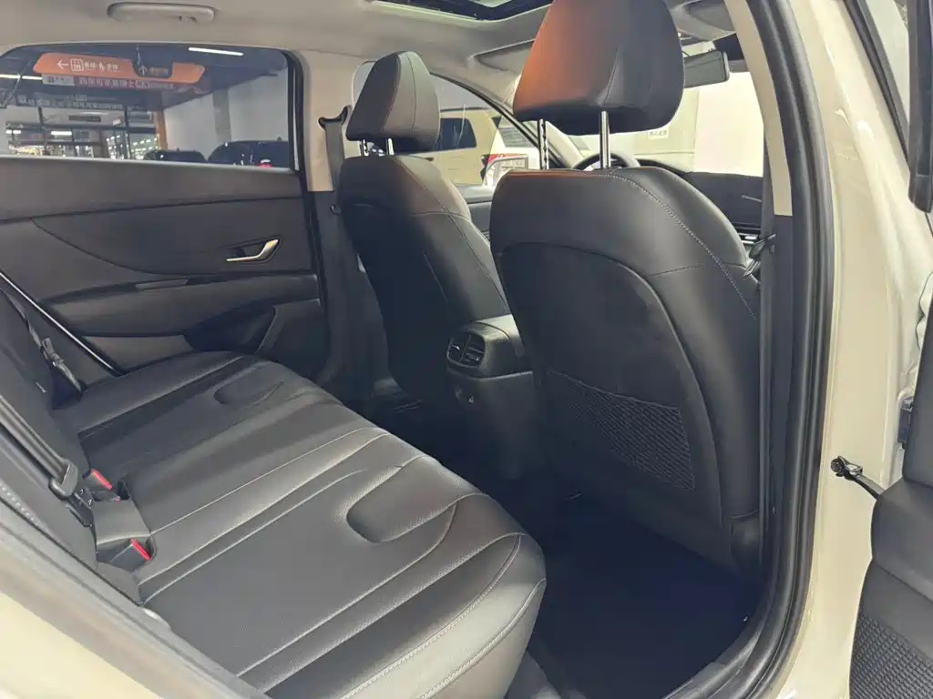 Hyundai Elantra — миниатюра 10