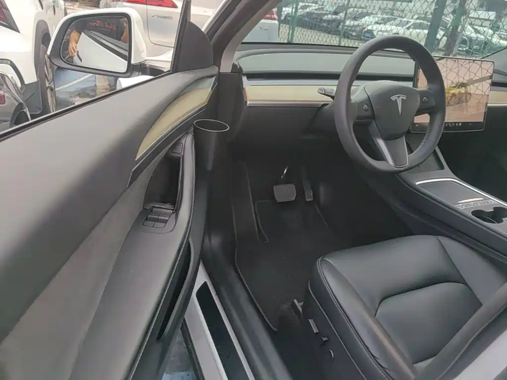 Tesla Model Y — миниатюра 16