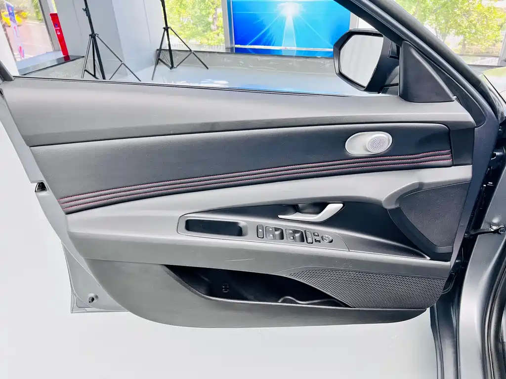 Hyundai Elantra — миниатюра 11