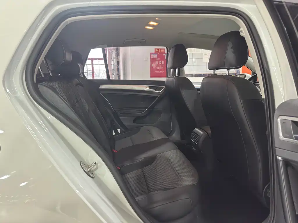 Volkswagen Golf EV — миниатюра 10