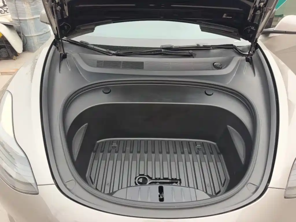Tesla Model 3 — миниатюра 20