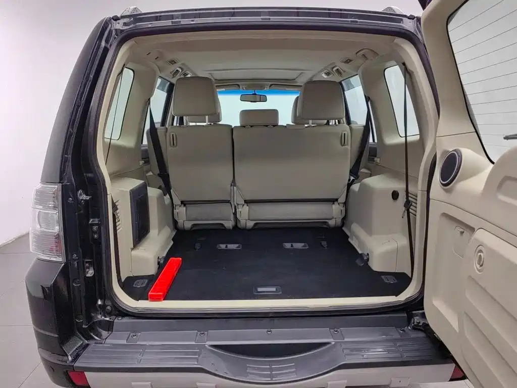 Mitsubishi Pajero (Import) — миниатюра 10