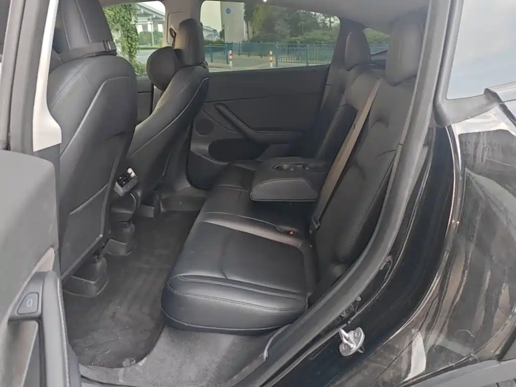 Tesla Model Y — миниатюра 17