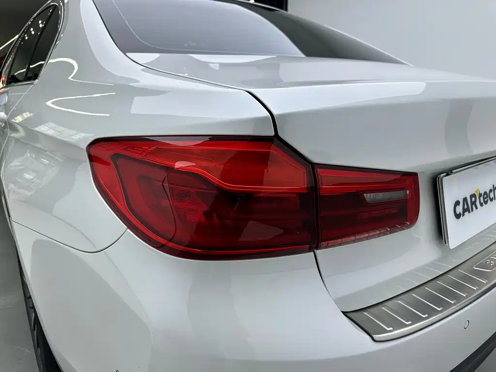 BMW 5 Series — миниатюра 6