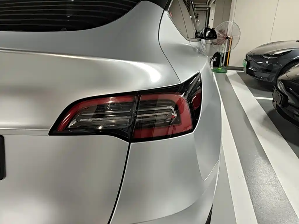 Tesla Model Y — миниатюра 8