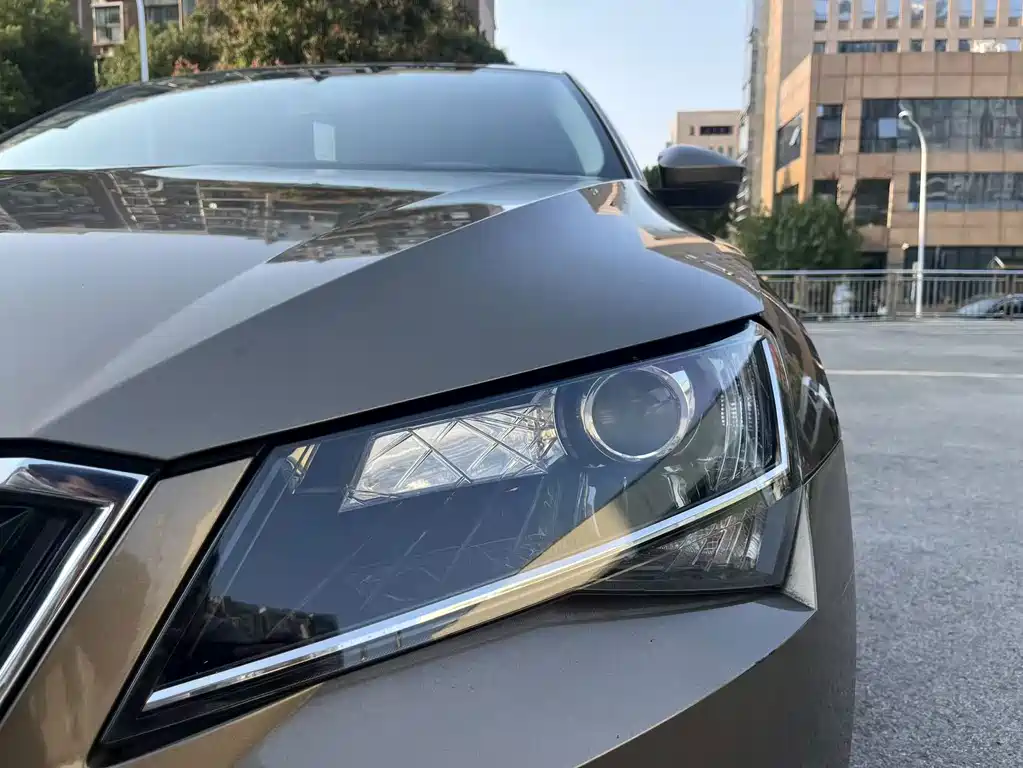 Skoda Superb — миниатюра 7