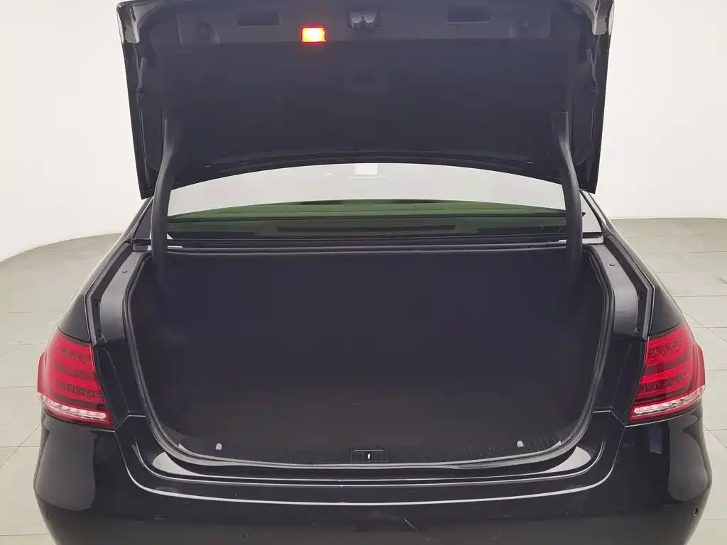 Mercedes-Benz E-Class — миниатюра 16