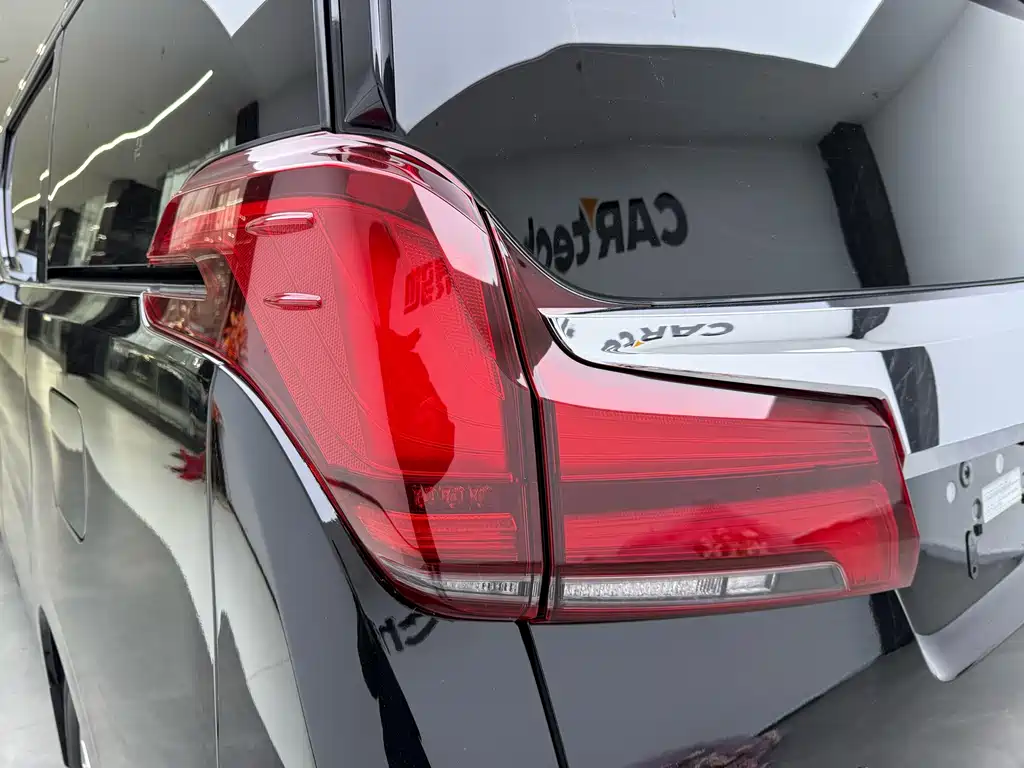 Toyota Alphard — миниатюра 6