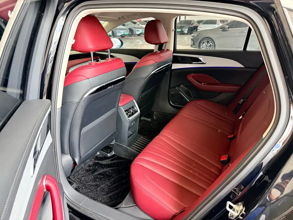 Hongqi H5 2025 2.0T AT