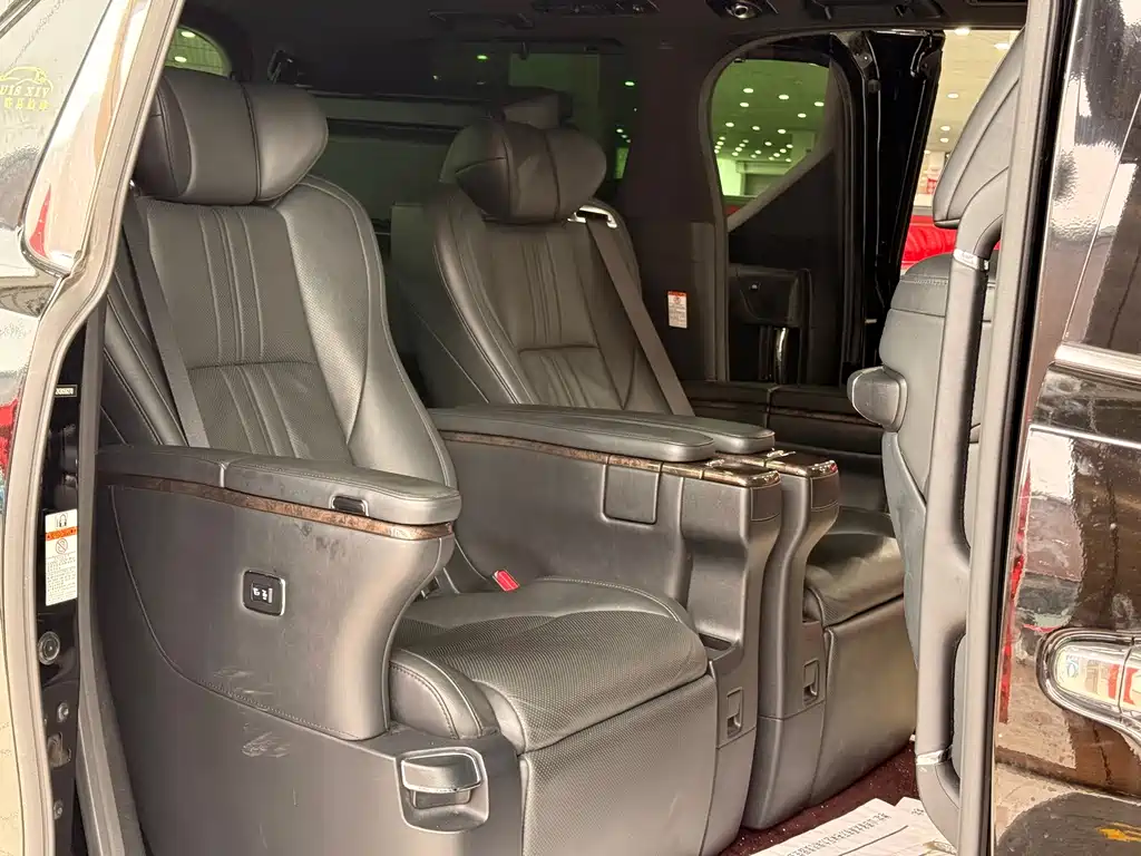 Toyota Alphard — миниатюра 8