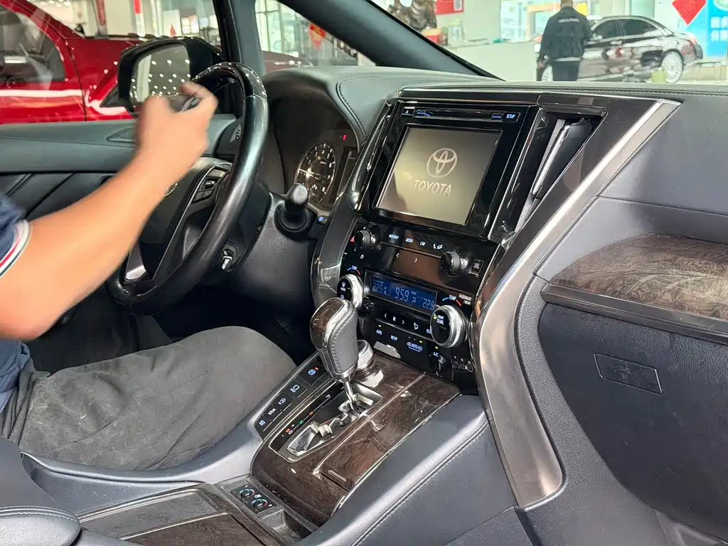 Toyota Alphard — миниатюра 7