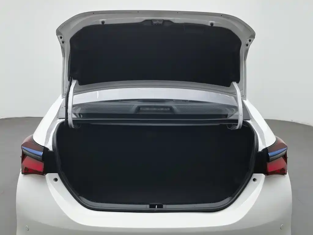 Toyota Corolla Hybrid — миниатюра 16