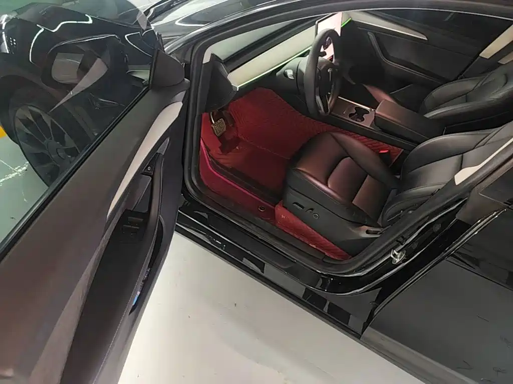 Tesla Model Y — миниатюра 16