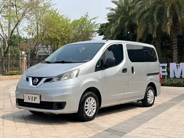 NISSAN NV200