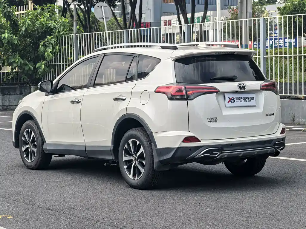 Toyota RAV4 — миниатюра 8