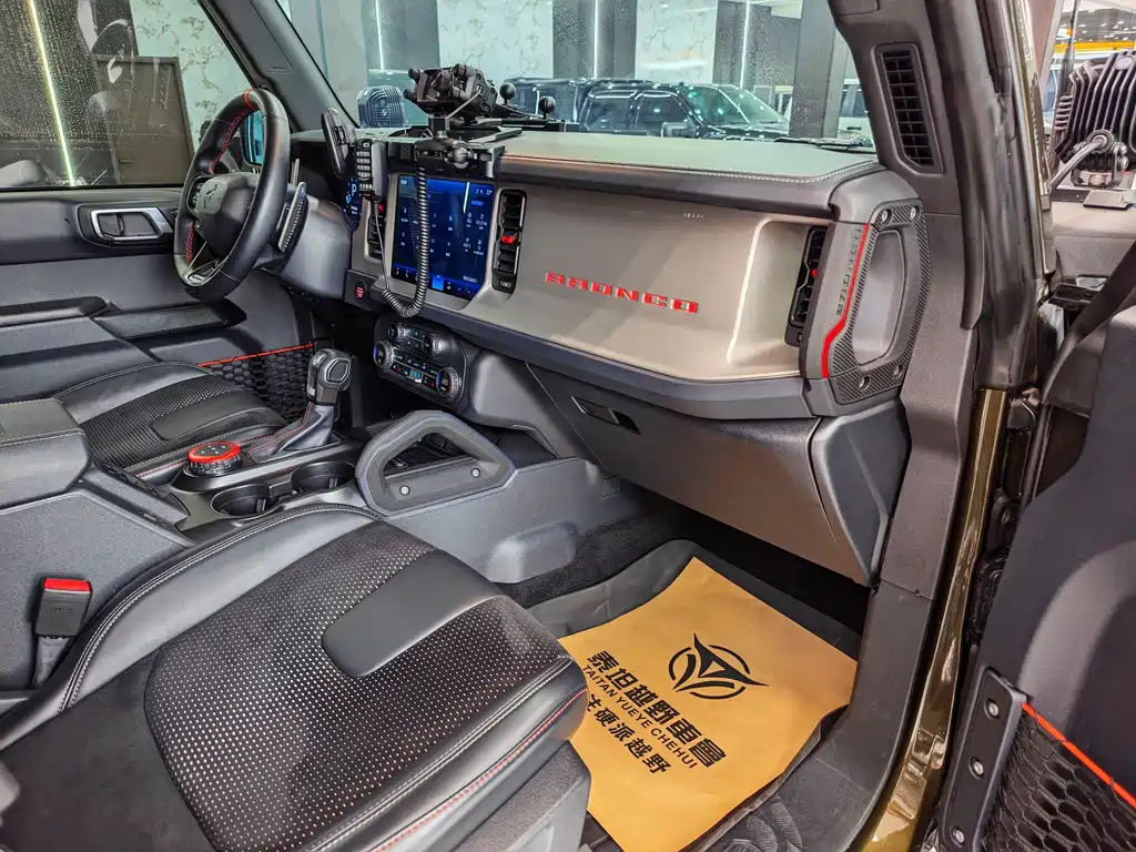 Ford Bronco (Import) — миниатюра 6