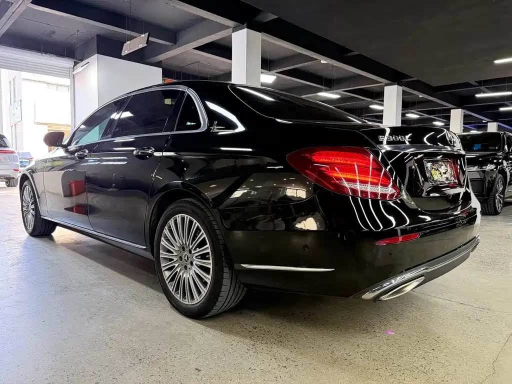 Mercedes-Benz E-Class — миниатюра 12