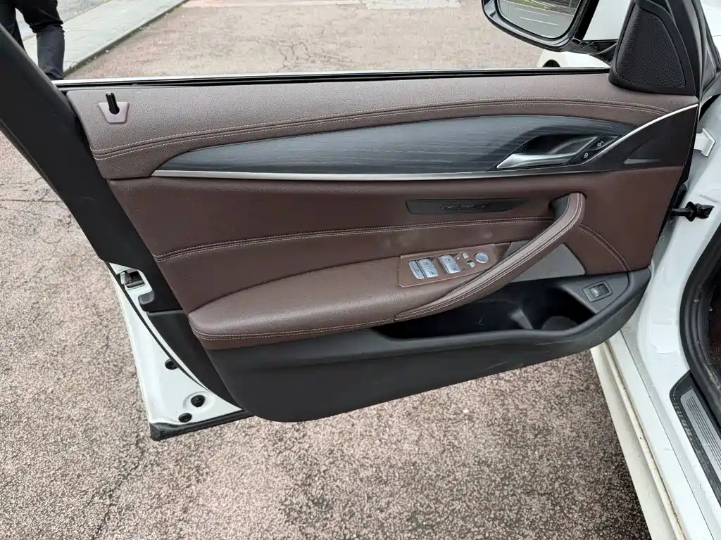BMW 5 Series — миниатюра 6