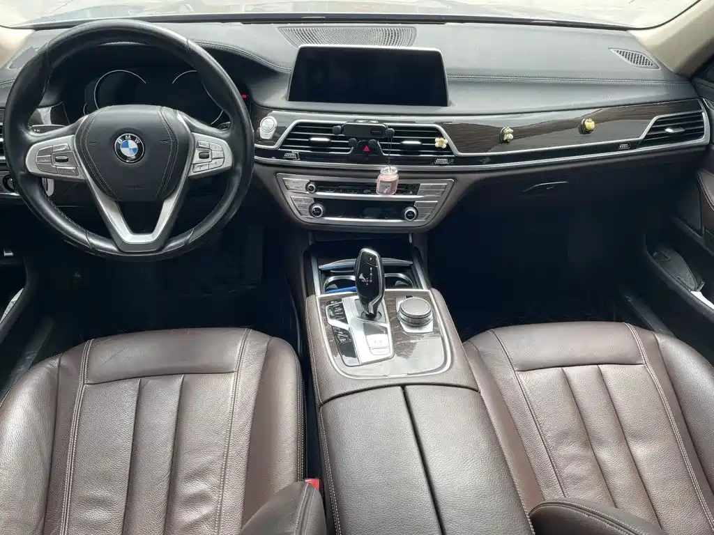 BMW 7 Series — миниатюра 7