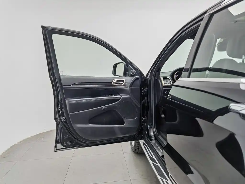 Jeep Grand Cherokee (Import) — миниатюра 8