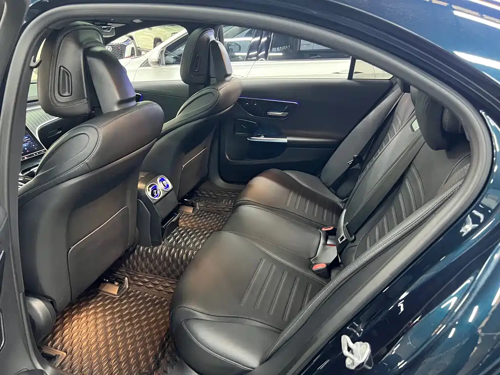 Mercedes-Benz C-Class — миниатюра 7