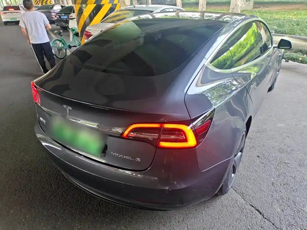 Tesla Model 3 — миниатюра 7