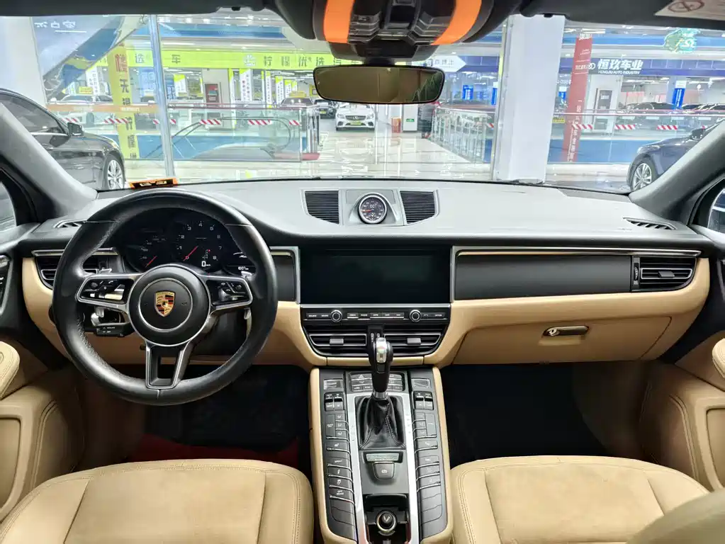 PORSCHE MACAN