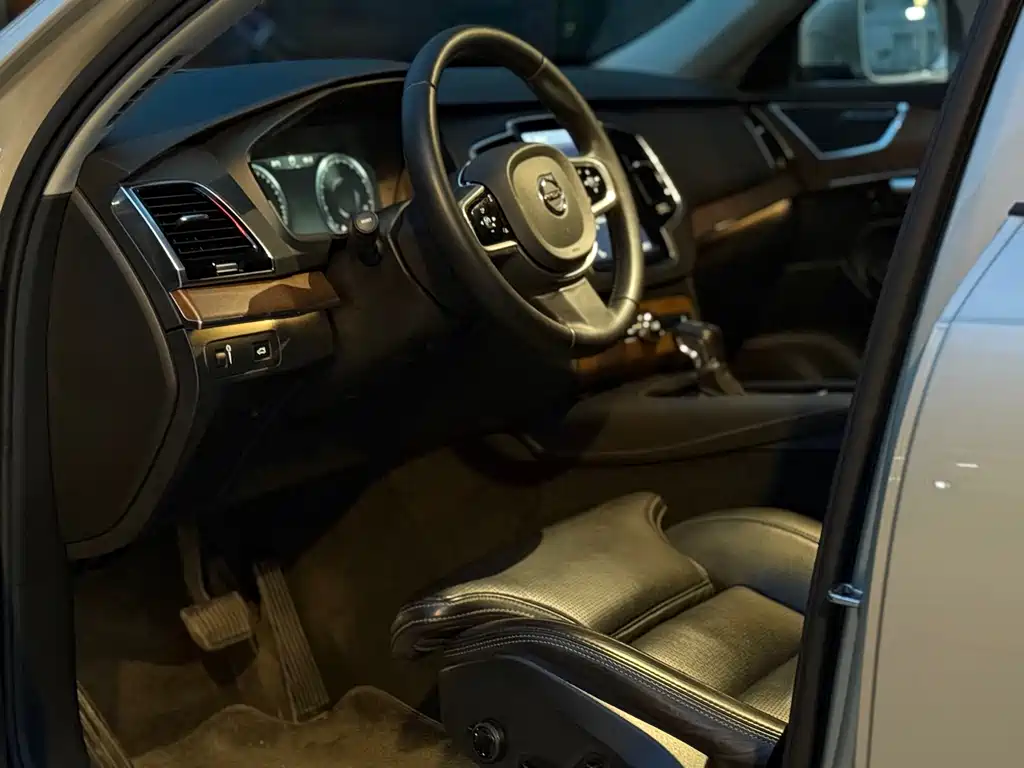 Volvo XC90 2016 T5 7 мест