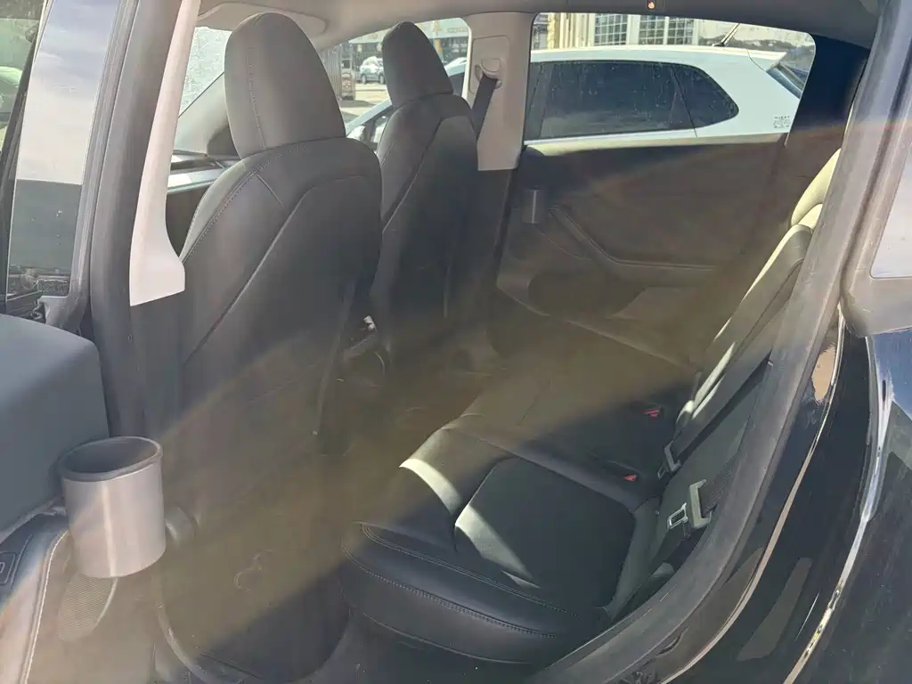 Tesla Model Y — миниатюра 6