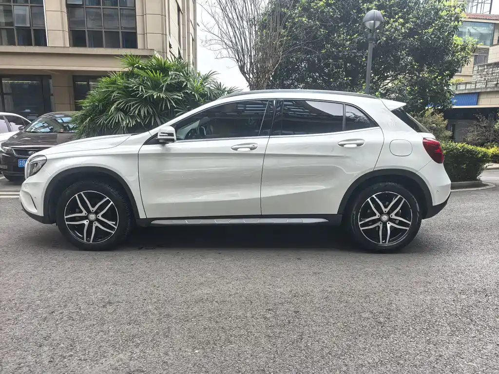 MERCEDES-BENZ GLA