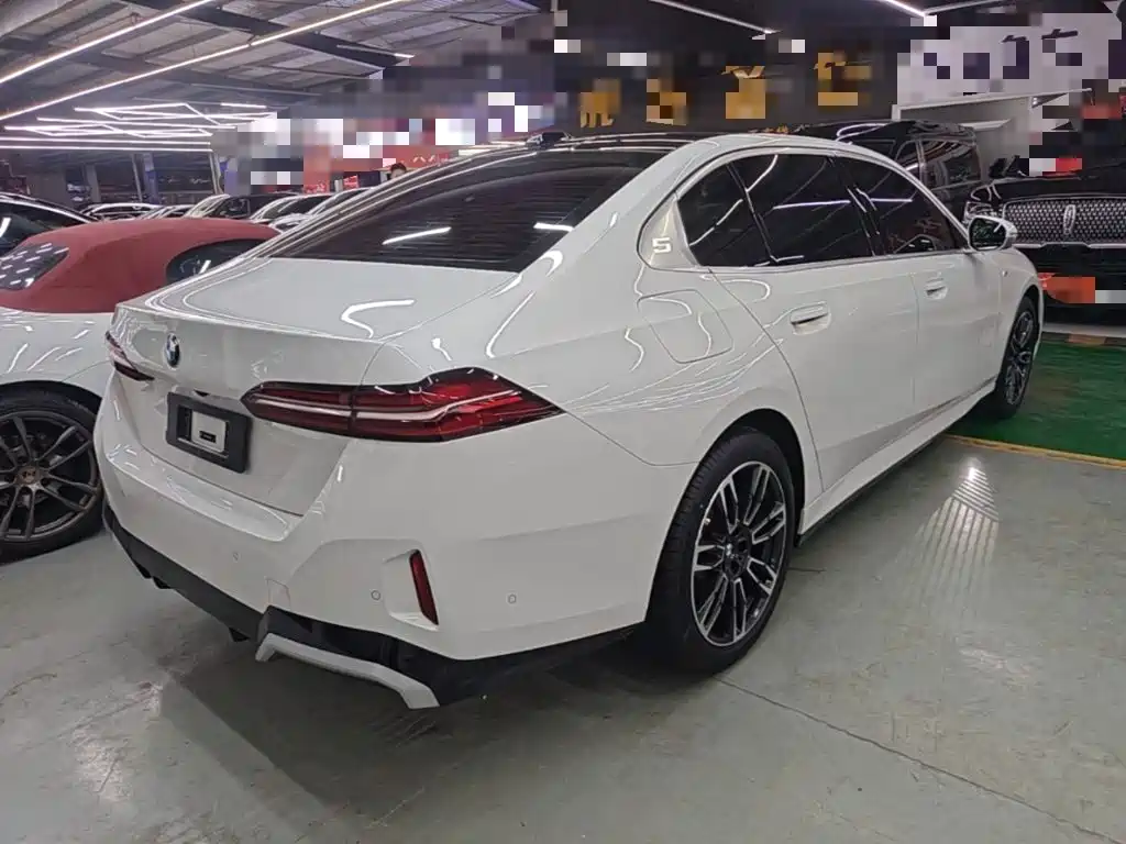 BMW 5 Series — миниатюра 7