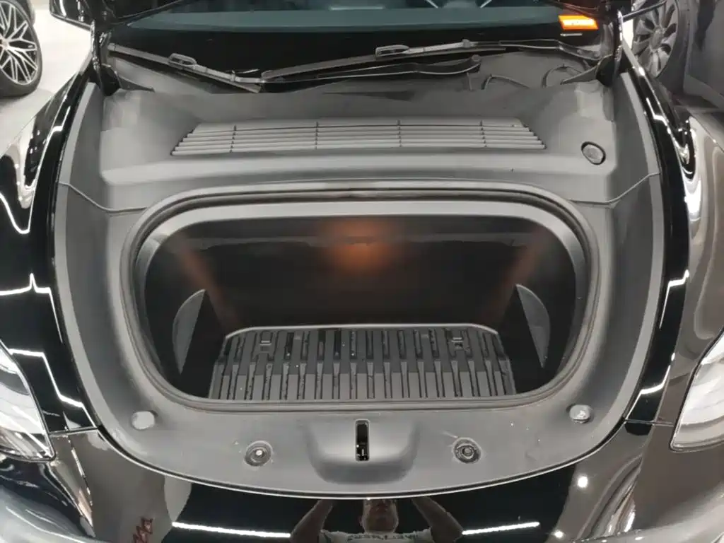 Tesla Model Y — миниатюра 20