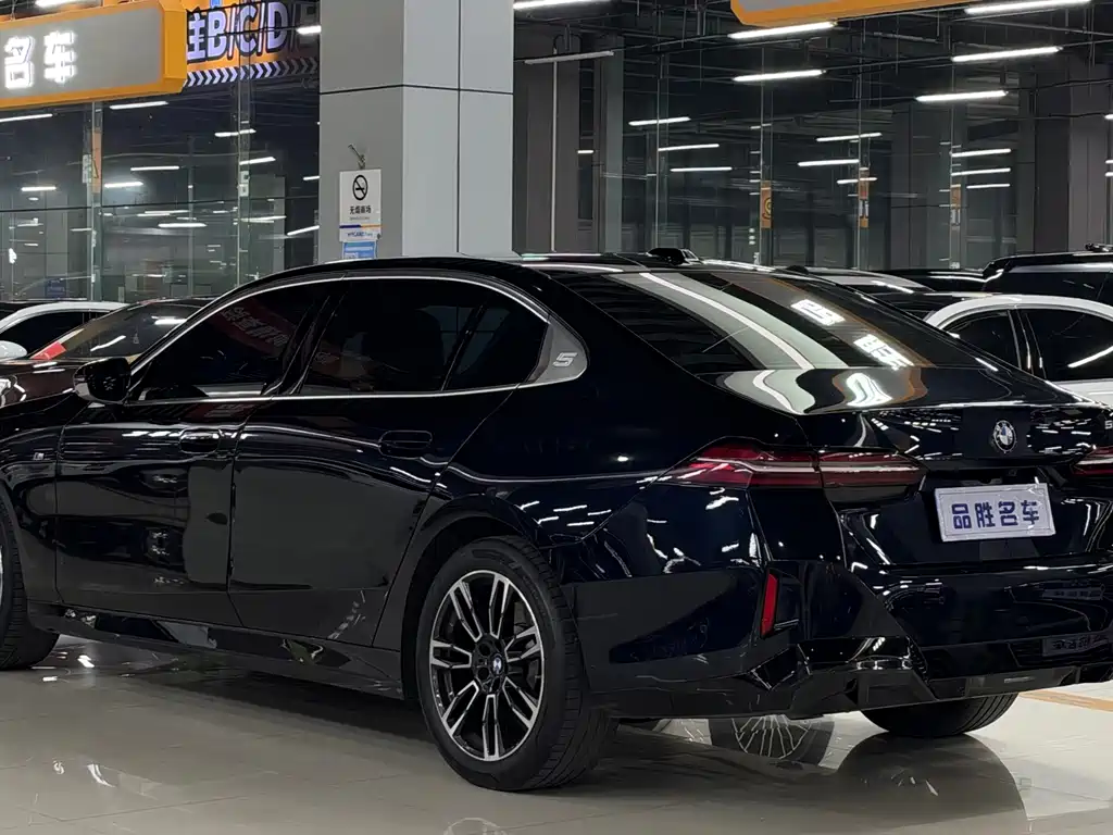 BMW 5 Series — миниатюра 4