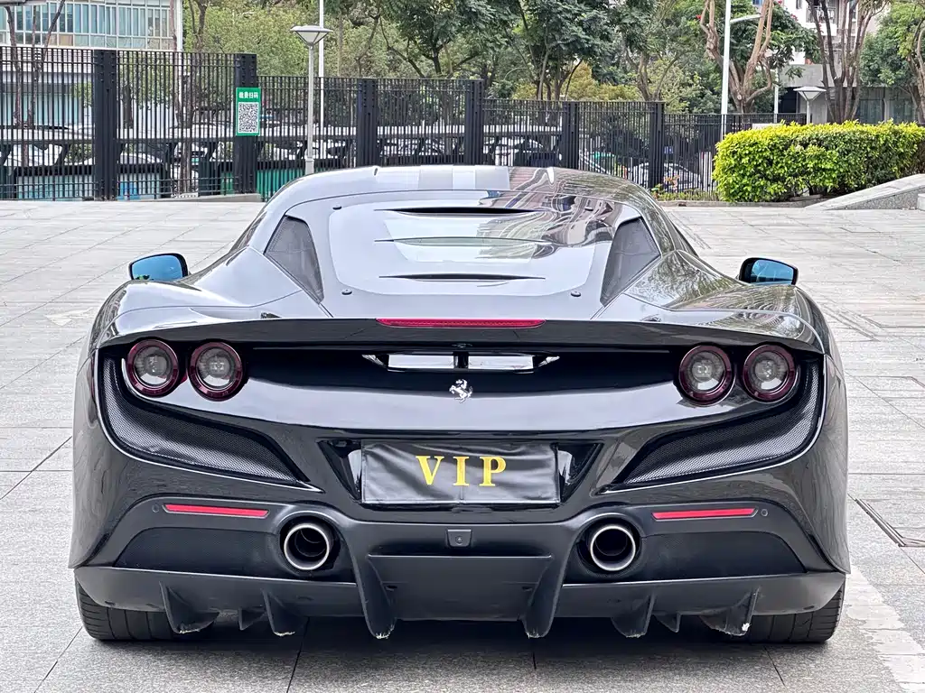 FERRARI F8