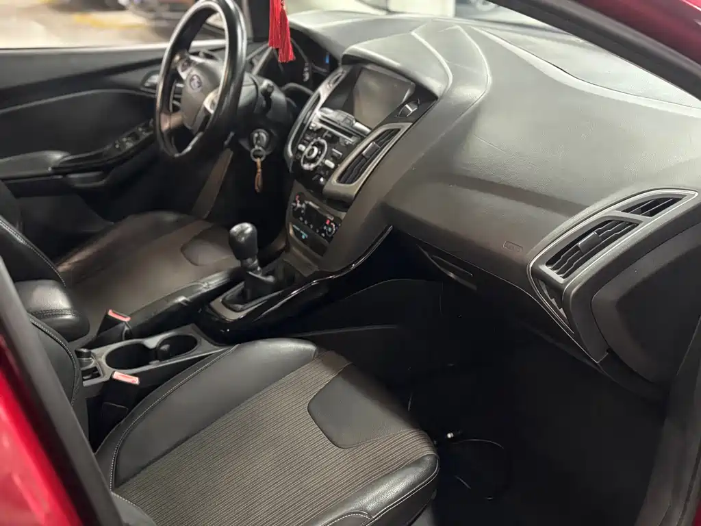 Ford Focus 2012 1.6L MT