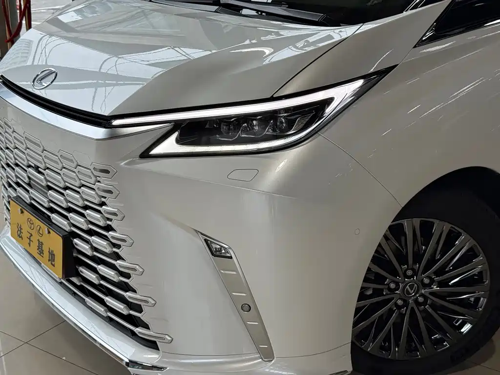 Lexus LM — миниатюра 5