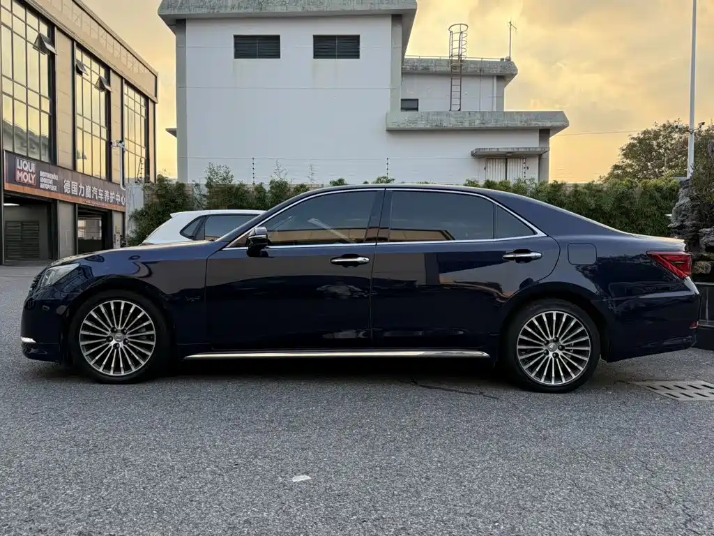 Toyota Crown — миниатюра 3