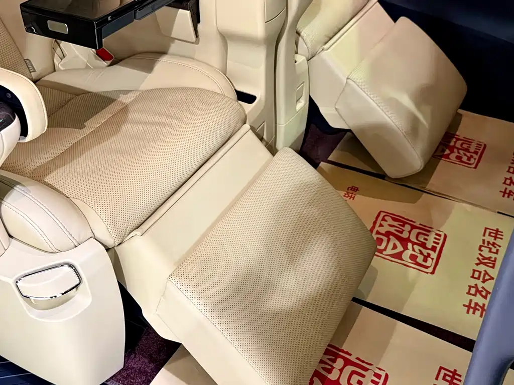 Toyota Alphard — миниатюра 25