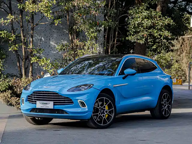 aston-martin dbx