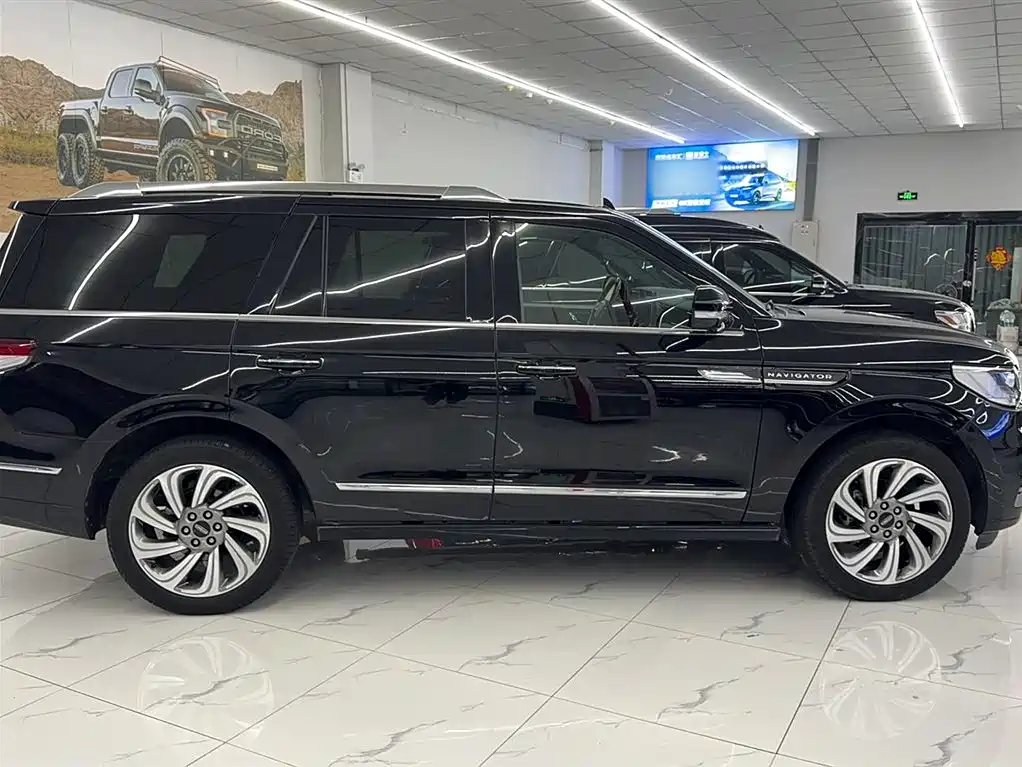 LINCOLN NAVIGATOR