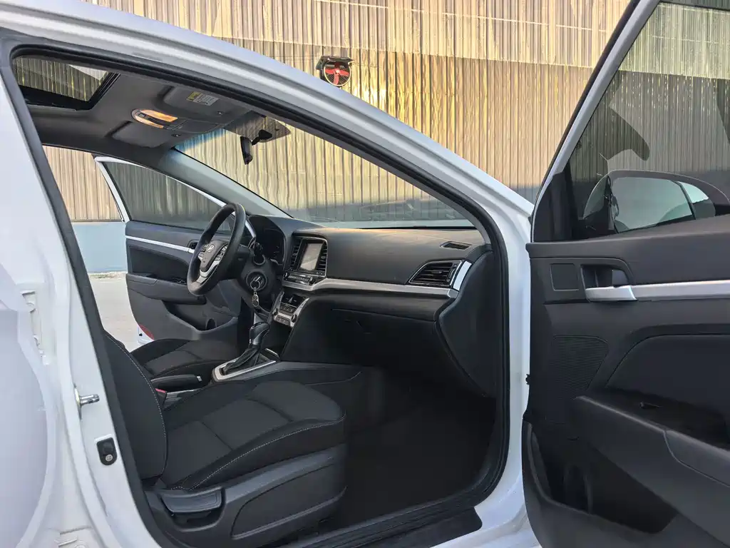 Hyundai Elantra — миниатюра 8