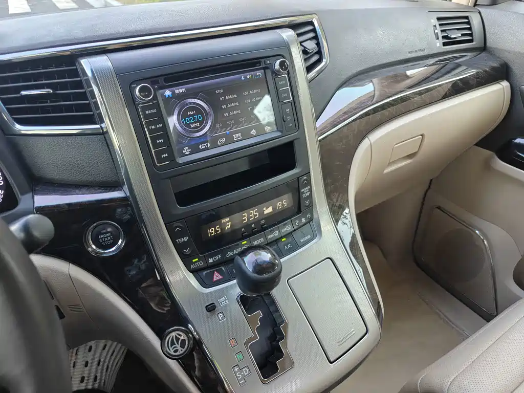 Toyota Alphard — миниатюра 12