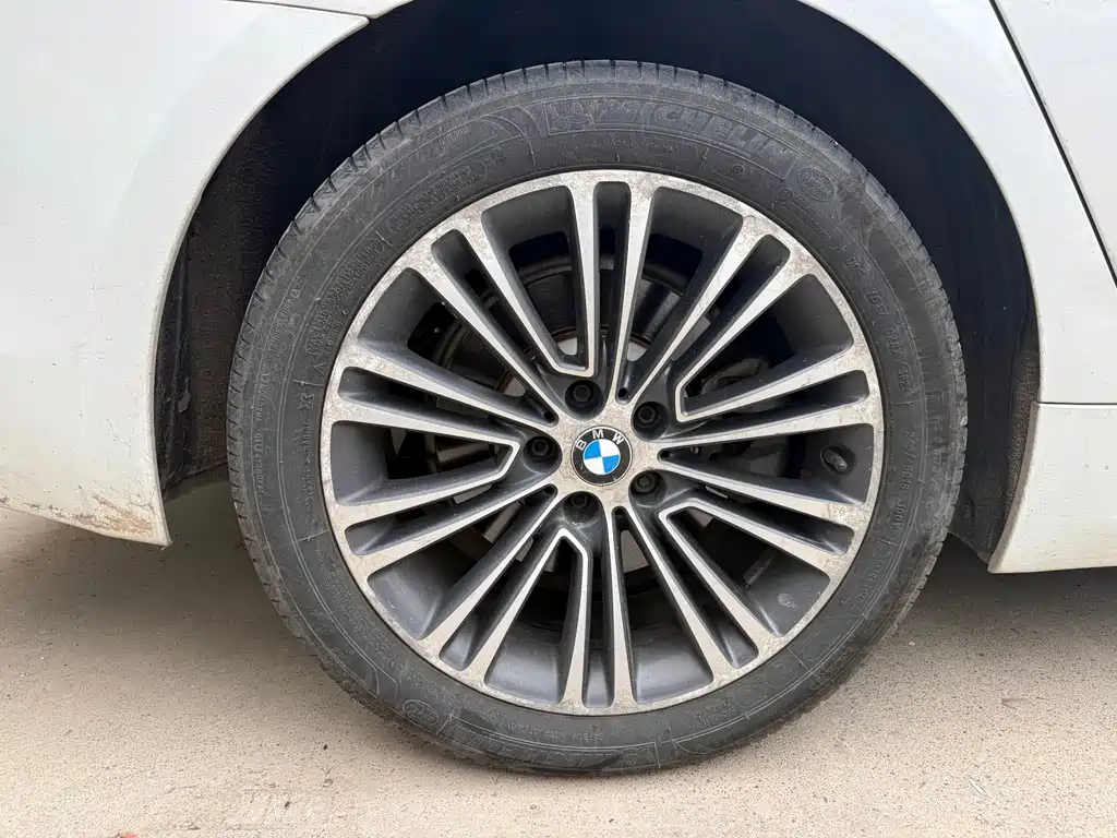 BMW 5 Series — миниатюра 9