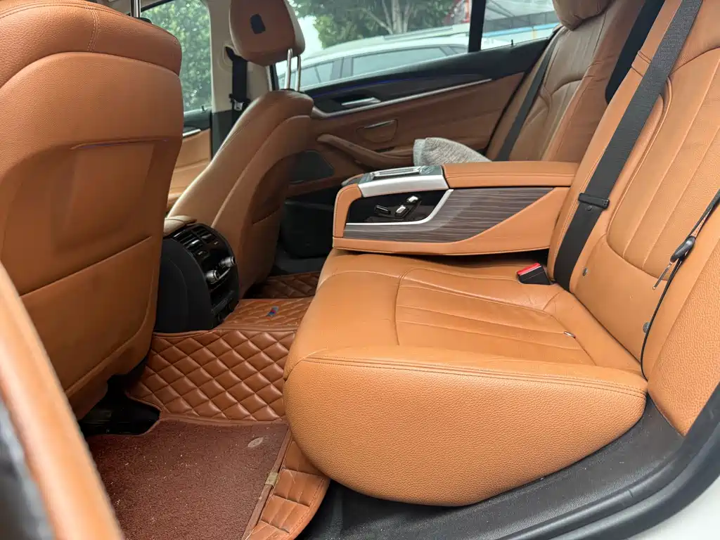 BMW 5 Series — миниатюра 7