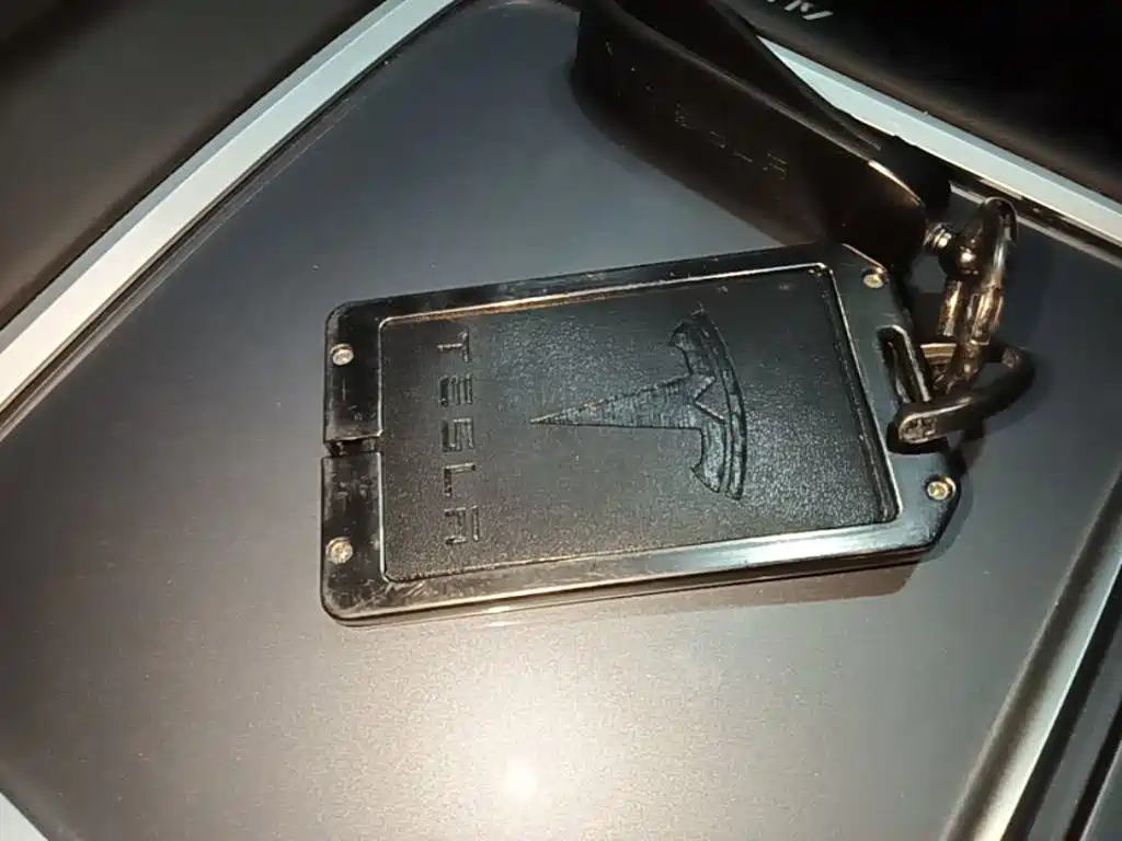 Tesla Model Y — миниатюра 9