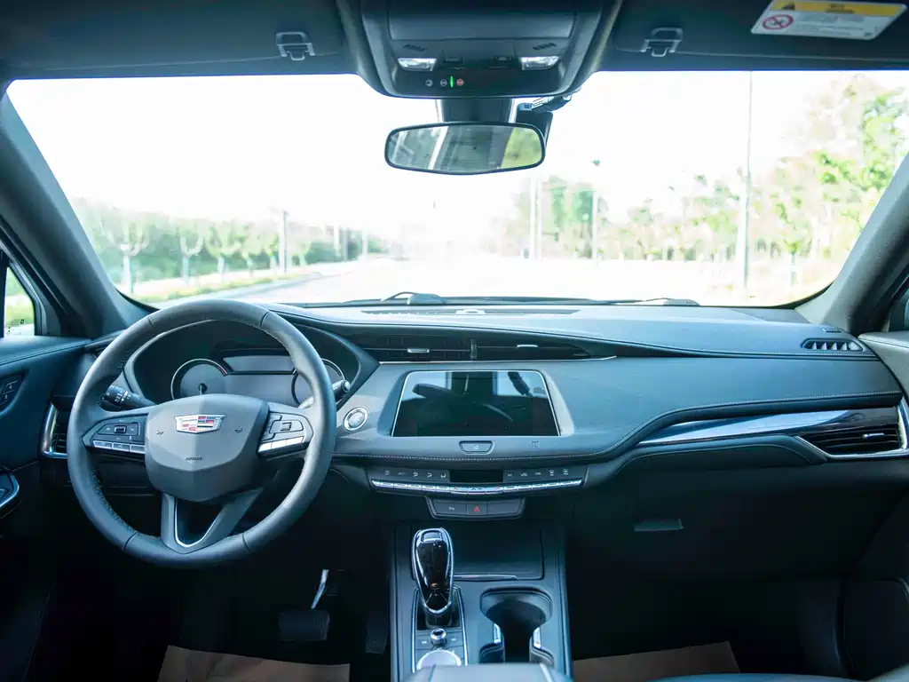 Cadillac XT4 — миниатюра 5