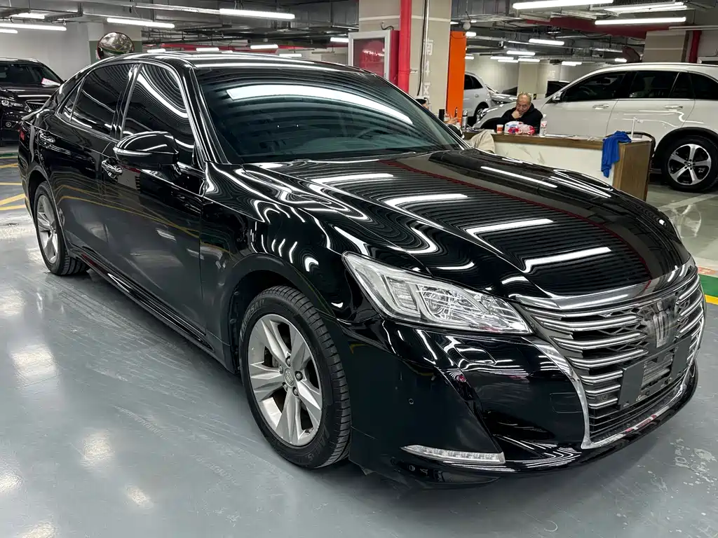 Toyota Crown — миниатюра 3